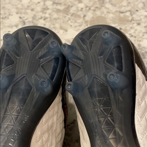 Under Armor  formtrmtrue soccer cleats. - Picture 3 of 6